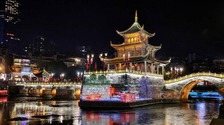 貴州貴陽(yáng)：甲秀樓燈光秀點(diǎn)亮南明河畔_fororder_20240925001